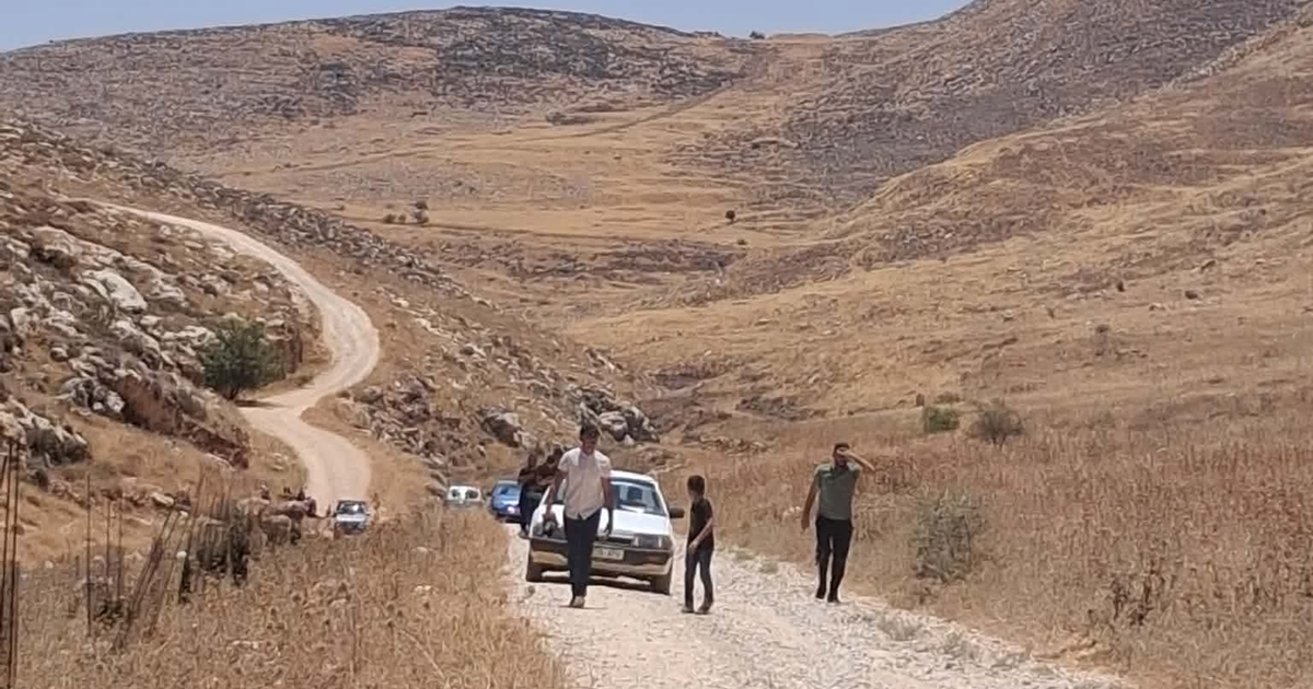 مستوطنون يهاجمون صلاة الجمعة في خربة طانا بالرصاص الحي وقنابل الغاز